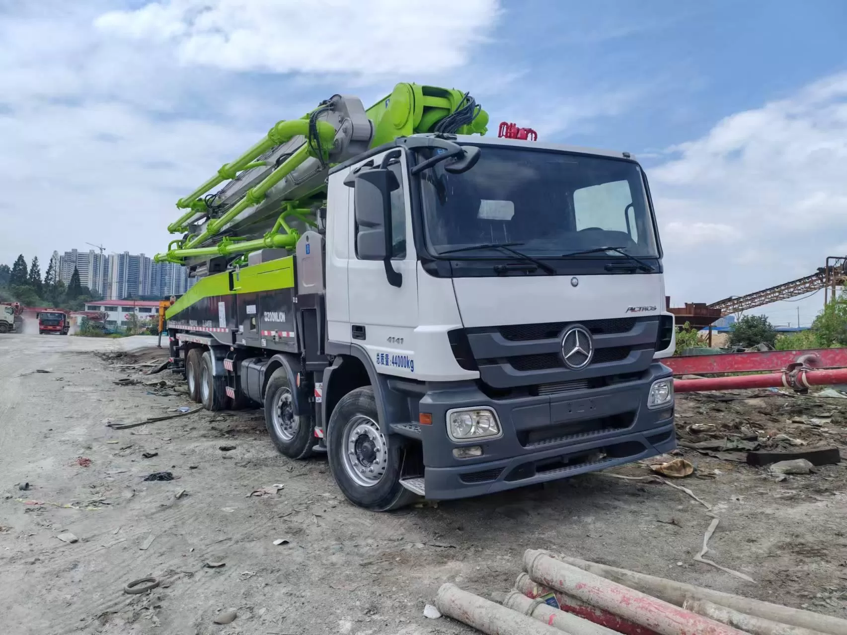 2012 zoomlion 56m boom pump truck-монтаждалган бетон насосу унаасы бенц шассисинде