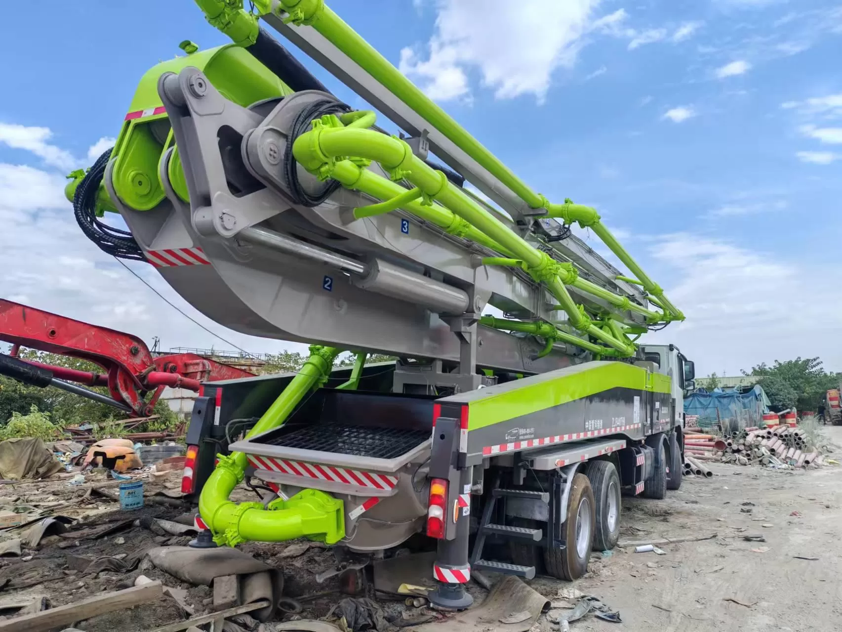 2012 zoomlion 56m boom pump truck-монтаждалган бетон насосу унаасы бенц шассисинде